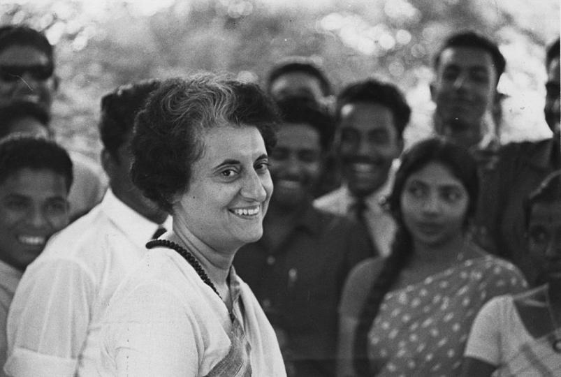 <p><strong>Убийството на Индира Ганди</strong></p>

<p>Индира Ганди, министър-председател на Индия в началото на 80-те години, остава една от най-значимите и противоречиви политически фигури на своето време. През 1984 г. тя дава нареждане за военна атака срещу Златния храм, най-свещеното място в сикхизма. През октомври същата година тя е застреляна от двама свои бодигардове сикхи в очевиден акт на отмъщение.</p>
