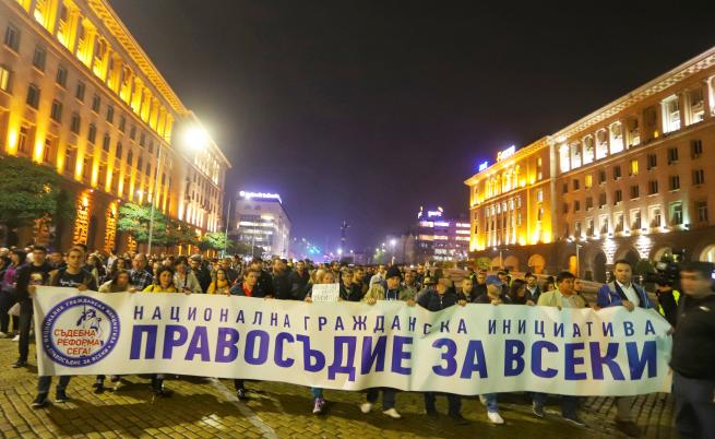 Пети протест срещу Гешев, центърът на София е блокиран