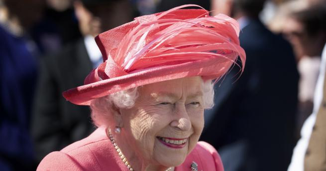 Любопитно Показаха най непринудената снимка на кралица Елизабет Нова книга разкрива
