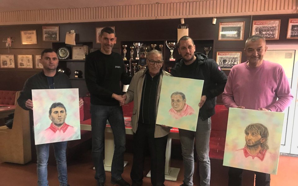 Почетният президент на футболния ЦСКА Димитър Пенев връчи на старши
