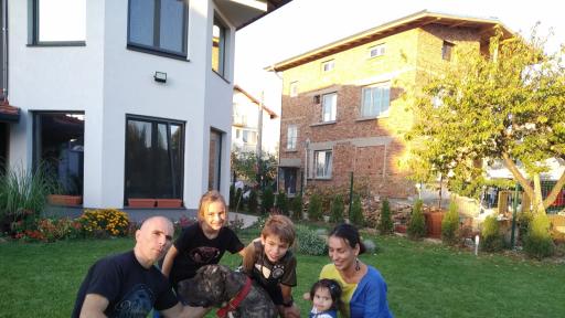  Яна и фамилията й - в цялостен състав 