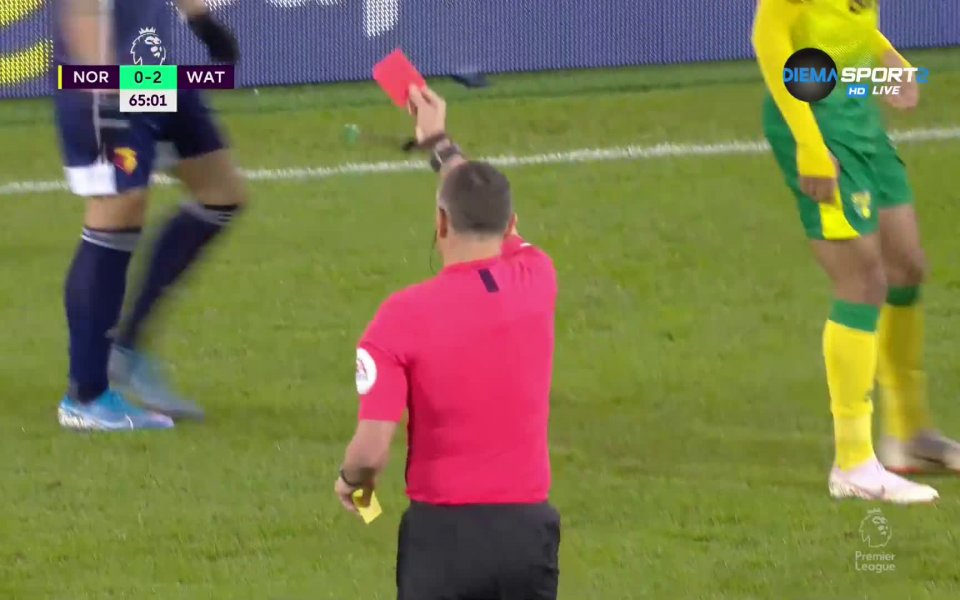 В 65-ата минута гостите останаха с 10 души след червен