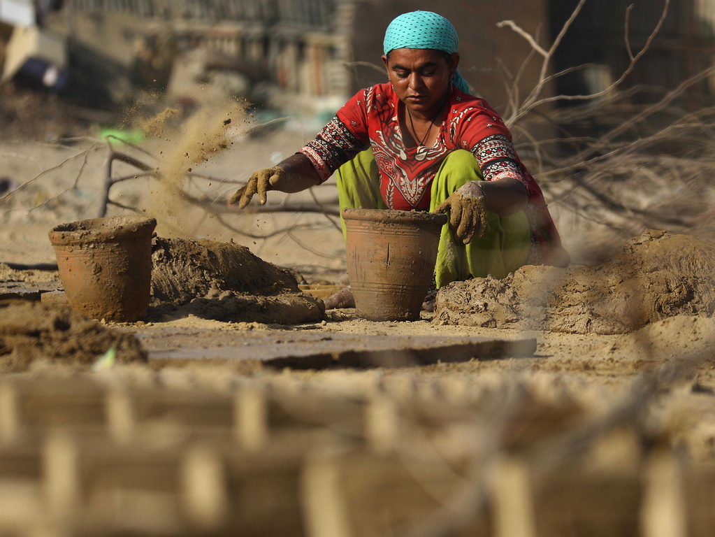 Ръчно изработената глинена керамика се използва широко като домакински стоки в страната.