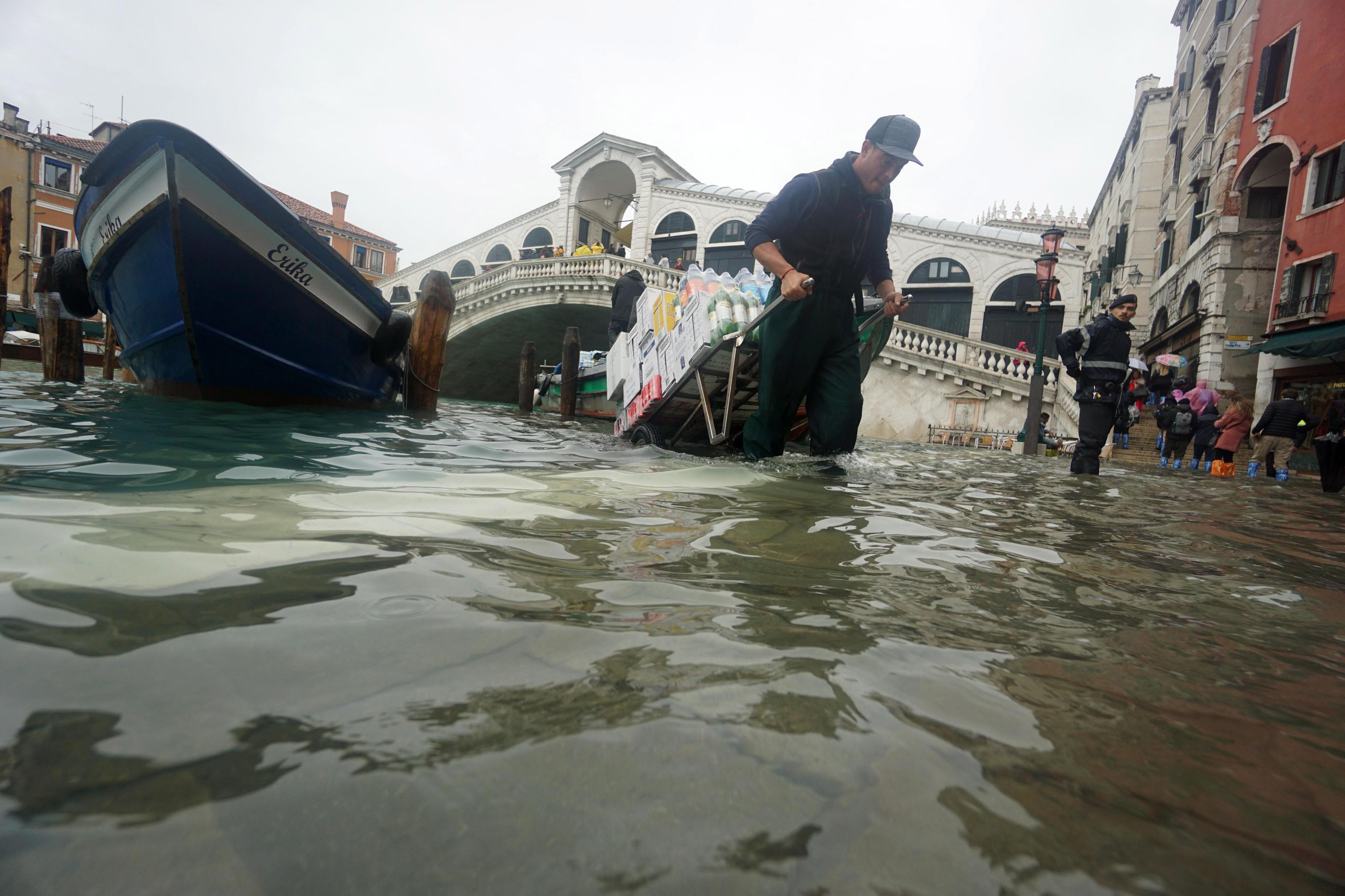Мощни дъждове засегнаха Италия като най-тежко засегнатите райони бяха на юг и Венеция, където имаше широко наводнение