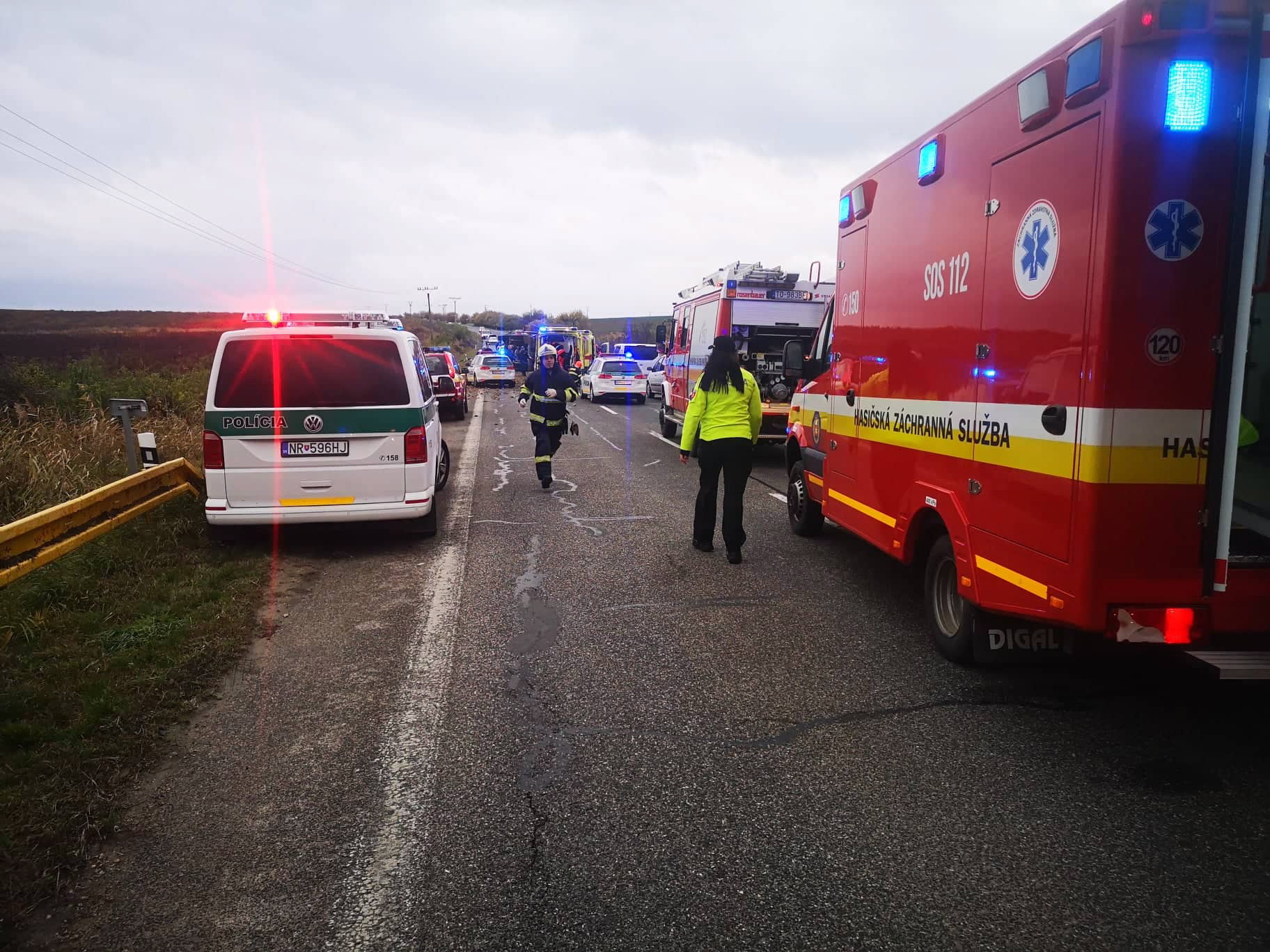 Най-малко 13 души загинаха, а 20 бяха ранени при сблъсък на автобус с камион в Западна Словакия, съобщиха от местната спасителна служба.