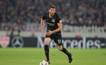 Давид Абрахам от Айнтрахт Франкфурт беше наказан лишаване от състезателни