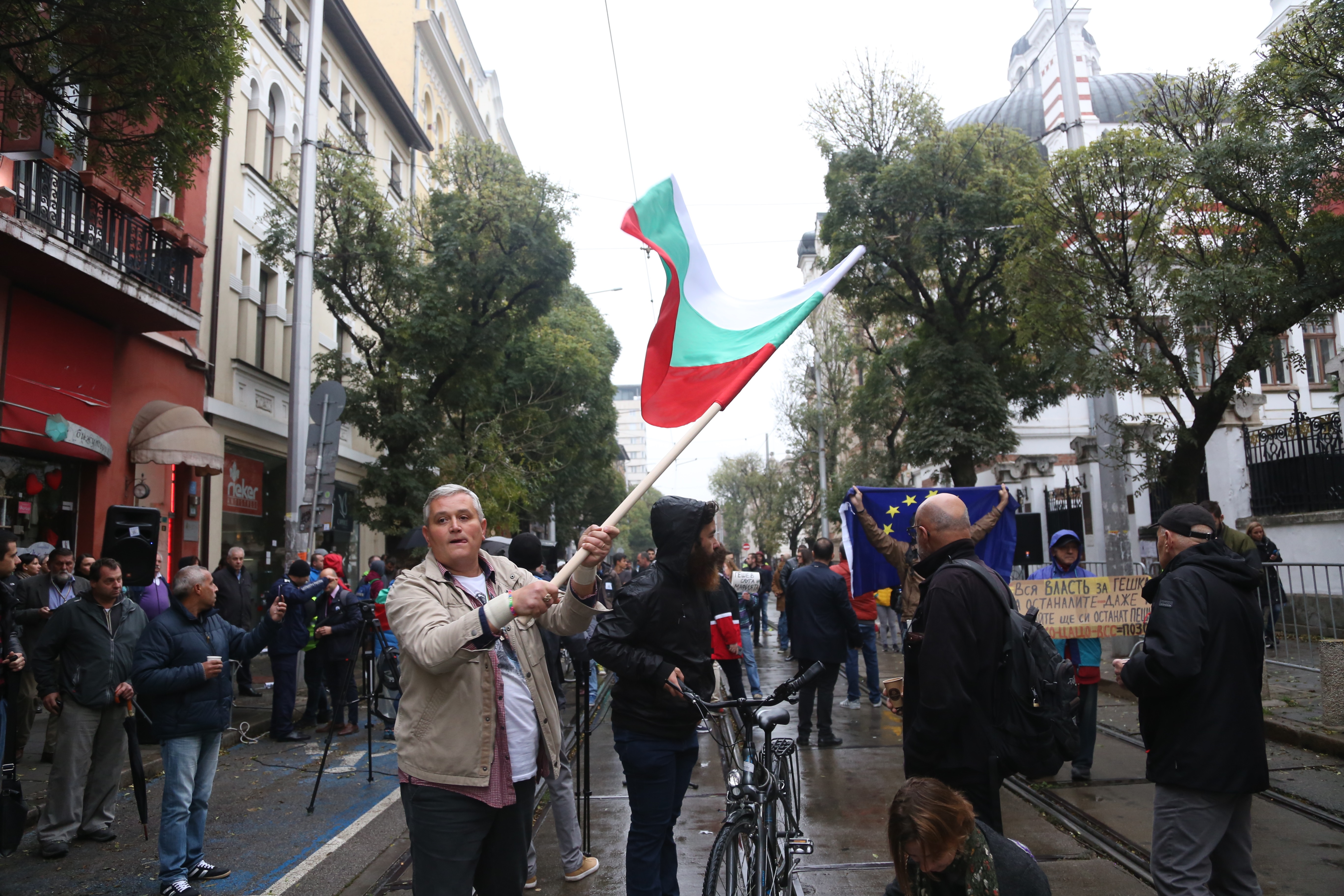Протести "за" и "против" кандидатурата на Иван Гешев за главен прокурор на България, бяха организирани пред сградата на ВСС