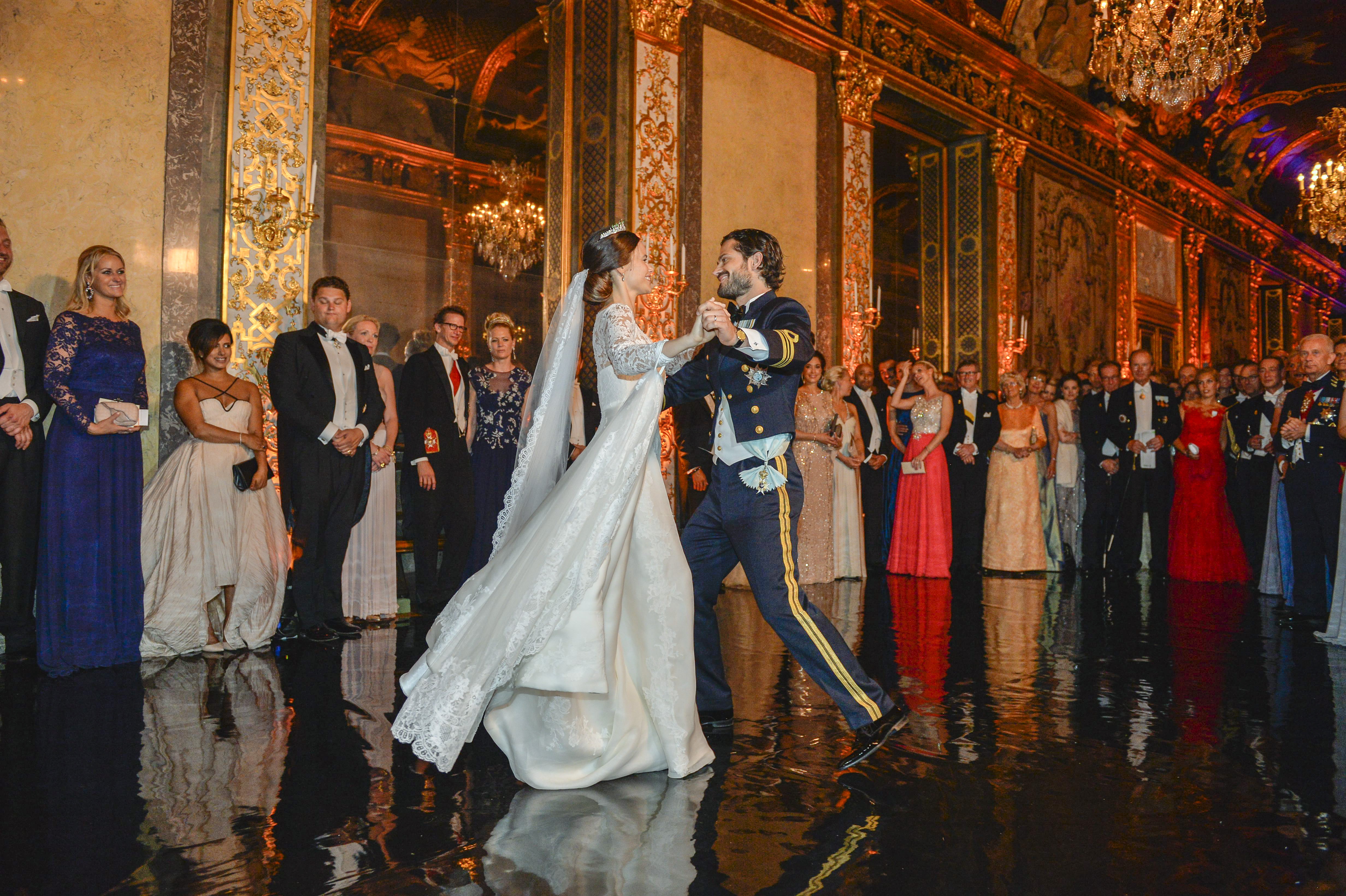 <p><strong>Швеция: Принц Карл Филип и принцеса София&nbsp;</strong></p>

<p>Принц Карл Филип от Швеция, второто дете на крал Карл XVI Густав и кралица Силвия, се ожени за София Хелквист в Стокхолм през 2015 г.</p>