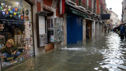  Нов прилив удря Венеция, вредите са големи 