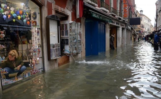 Нов прилив удря Венеция, щетите са огромни