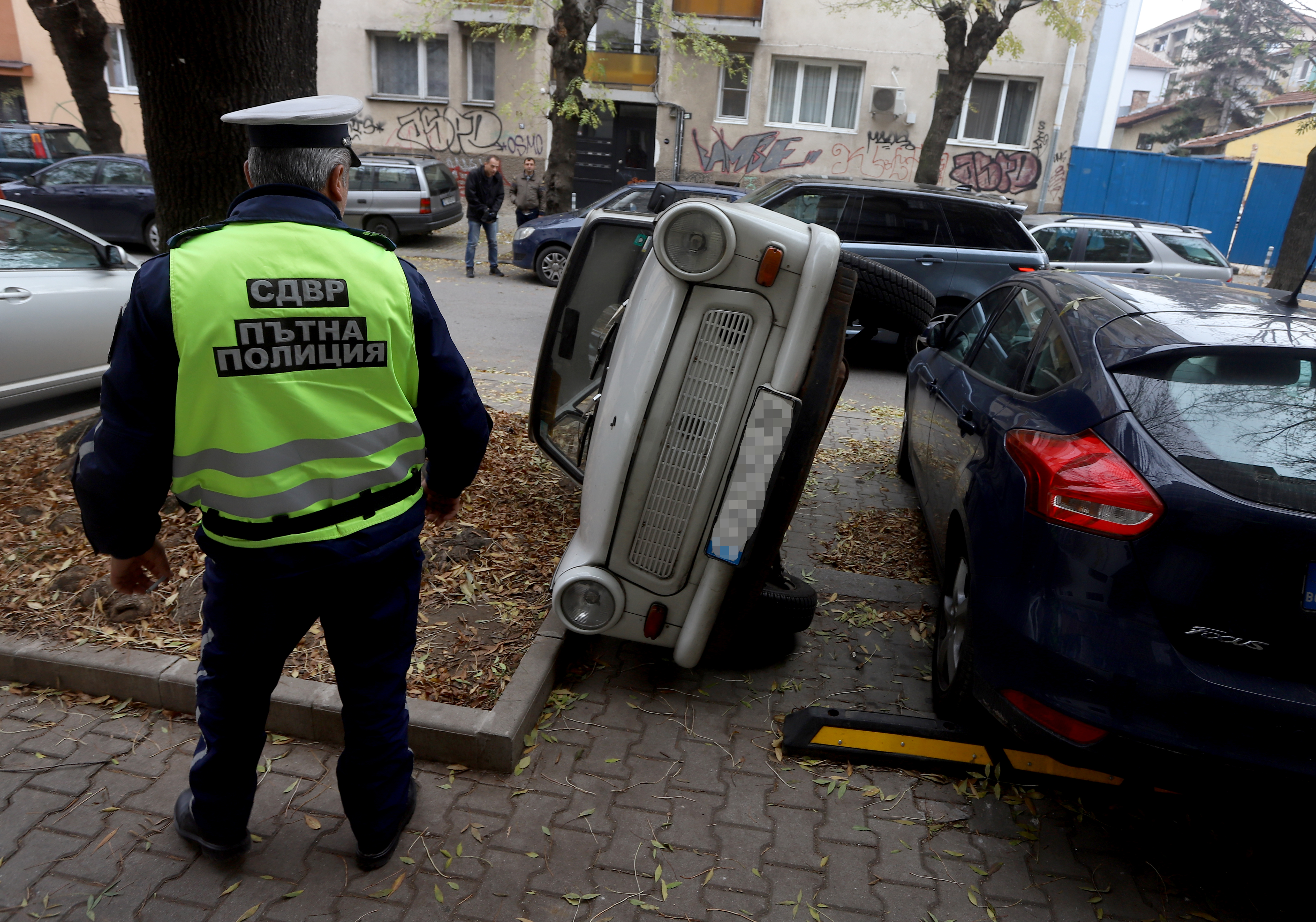 Шофьор обърна кола, за да си освободи място за паркиране на ул. „Любен Каравелов” в София.