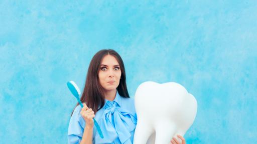  <p>Избелване на зъбите с куркума. <strong>Работи ли?</strong></p> 