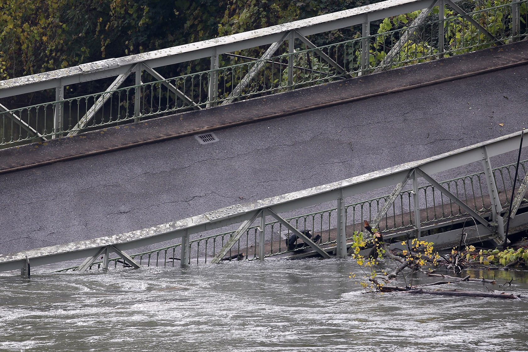 Според информациите за инцидента мостът се предал, когато по него тръгнал камион с надвишаващо разрешения тонаж тегло. Това довело до срутване на конструкцията. Камионът паднал в реката заедно с кола, която едновременно преминавала по моста.