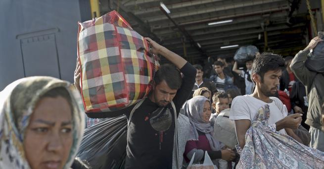 Свят Гърция: ЕС ни гледа като паркинг за бежанци Нито