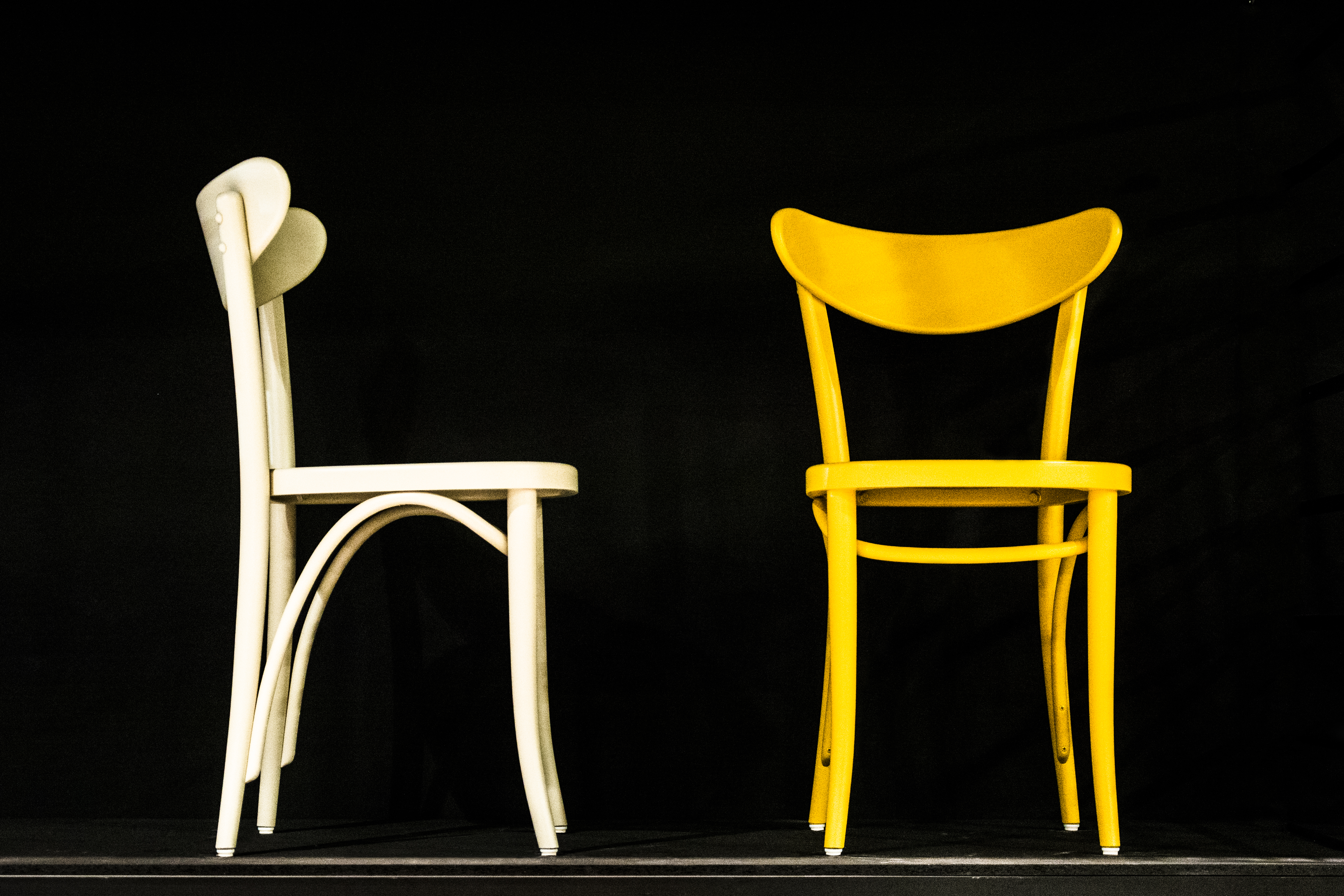 <p>Боядисайте старите столове в ярки и свежи цветове. Сами ще се изненадате колко&nbsp;ще се промени&nbsp;обстановката след това.</p>

<p>&nbsp;</p>