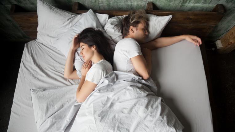 Позата, в която заспивате с партньора си, издава каква е връзката ви
