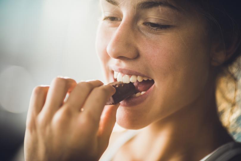 <p><strong>Захарните десертчета</strong><br />
Освен ако не са пълни с протеини и минимално подсладени, захарните десертчета, които често похапваме набързо &ndash; за повече енергия, са абсолютно неподходящ избор, особено за началото на деня. Силно преработени и с много захар, тези сладки блокчета може и да ни се струват като спасение в забързания ден, но в крайна сметка ще имаме нужда от истинска храна, за да издържим до обяд. А това вече са калории в повече от нужното.</p>