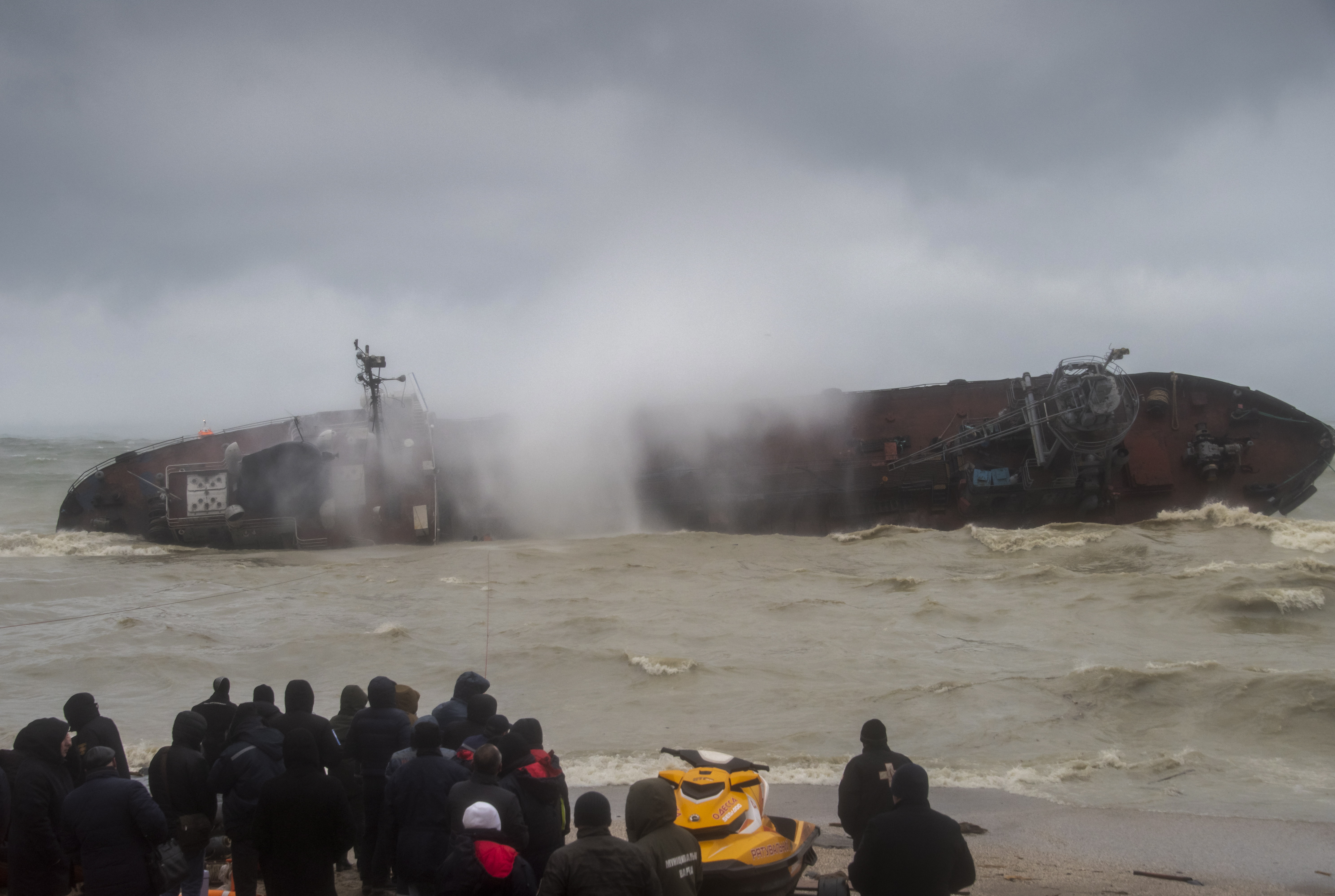 Молдовски танкер се обърна във водите на Черно море край Одеса.