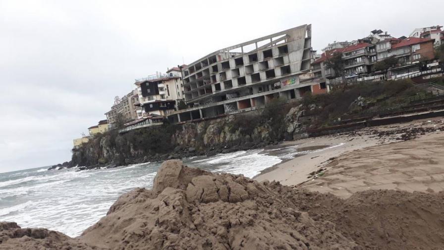 Дигата на плажа в Созопол е почти премахната