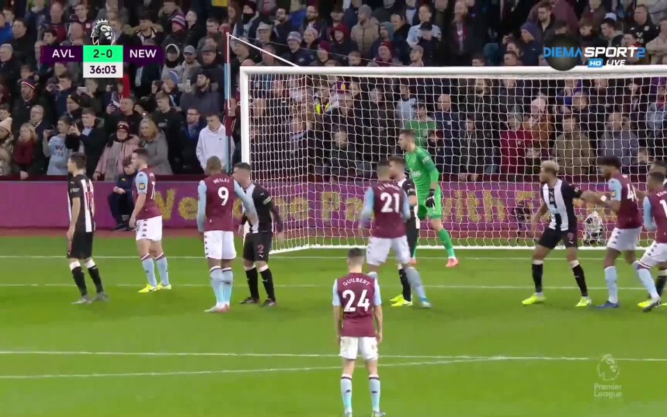 В 36-ата минута на двубоя между Астън Вила и Нюкасъл,