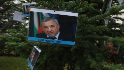  <p>Ликът на Валери Симеонов блестна на елха (СНИМКИ)</p> 