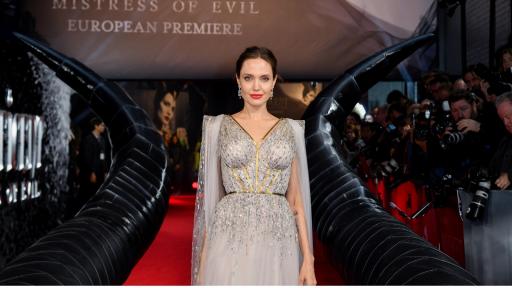  <p><strong>Анджелина и щерка й Вивиан</strong> - прелестни и дружно на пазар</p> 