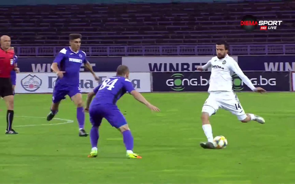 Отборът на Славия поведе в петата минута на Етър Велико