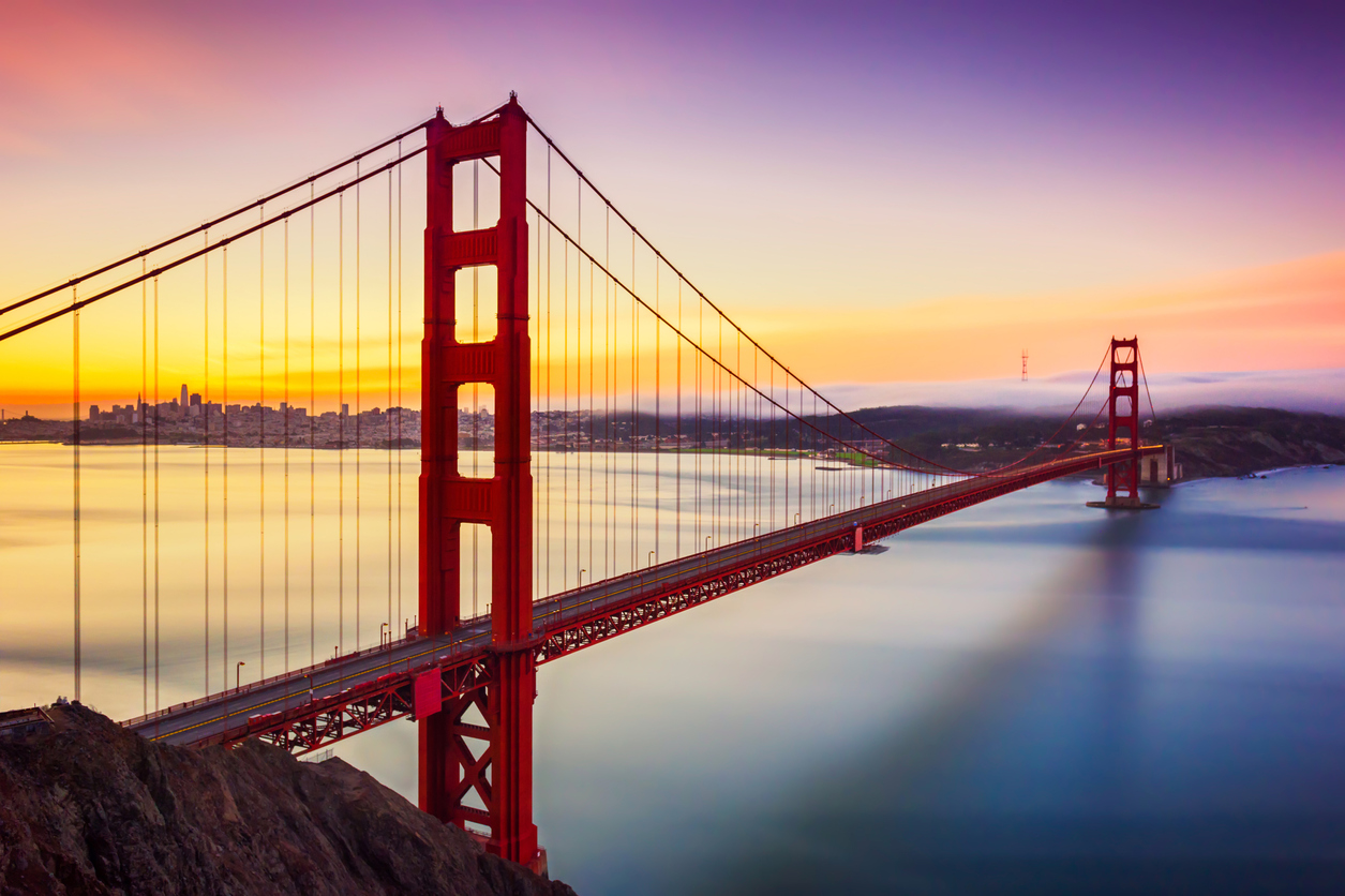 <p><strong>&quot;Голдън Гейт Бридж&quot;</strong></p>

<p>Това е може би най-известният мост в света. Намиращ се в Сан Франциско, САЩ, той е завършен през 1937 г. Ежедневно по него преминават около 100 000 коли. На моста са посветени две стихотворения, а днес той се появява в много съвременни филми.&nbsp;</p>