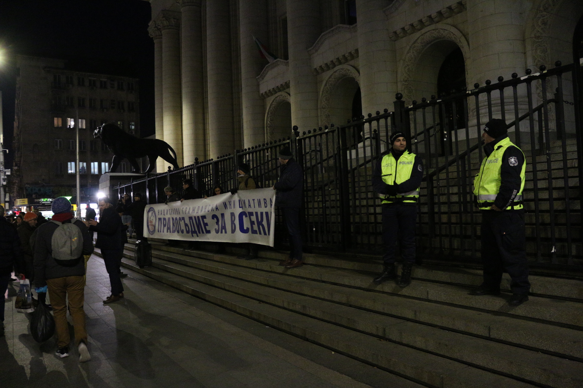 Протестът протича спокойно. В района има засилено полицейско присъствие.