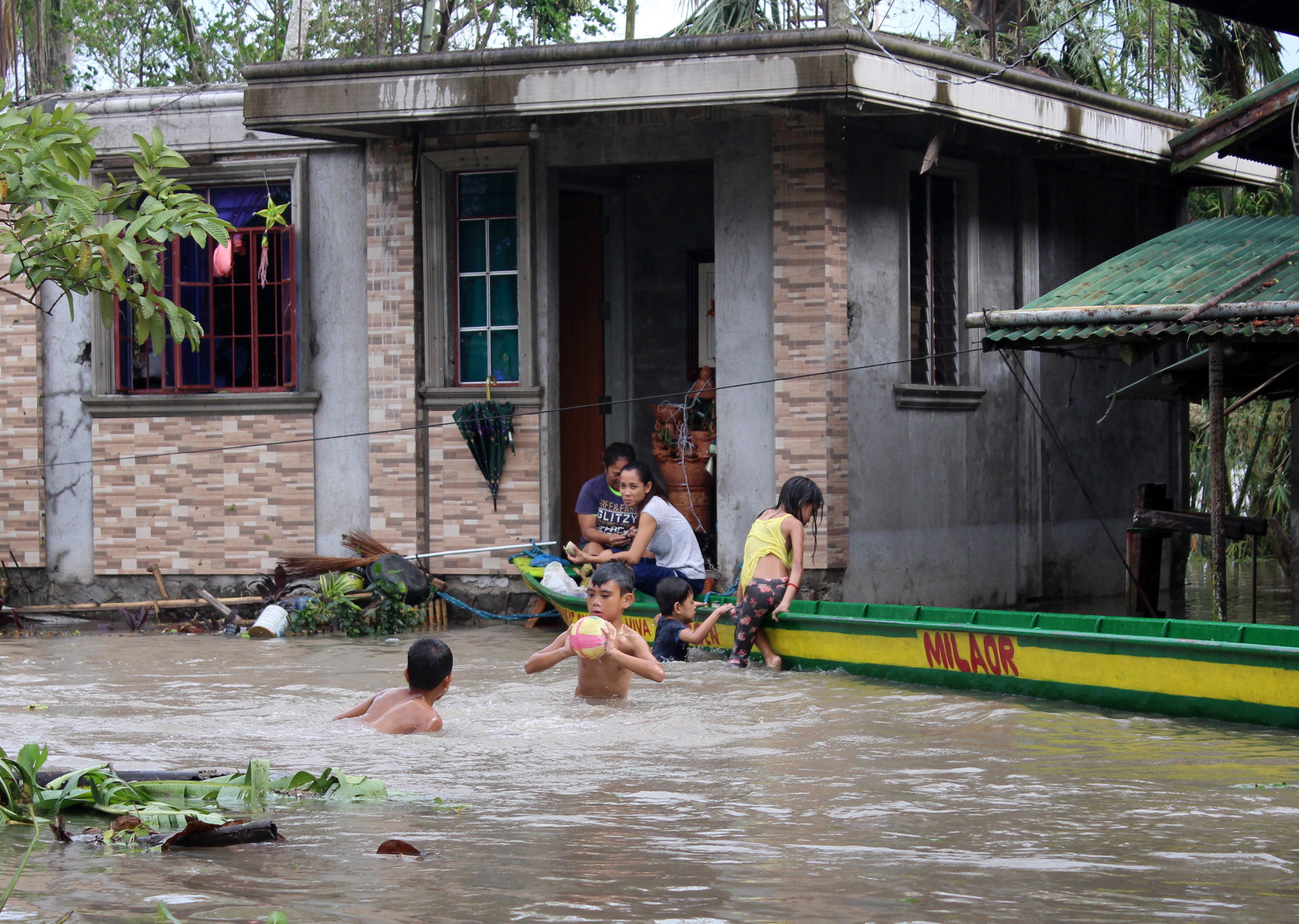 Късно в понеделник вечер тайфунът Камури удари Филипините със силни дъждове, които наводниха столицата в Манила. Според вестник "Филипинска звезда" броят на евакуираните в страната надхвърли 225 хиляди души.