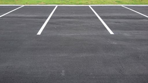  <p>Огромни паркоместа, само че паркирането е забранено</p> 