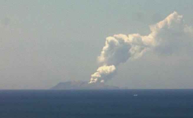 Вулкан изригна внезапно в Нова Зеландия, броят на жертвите расте