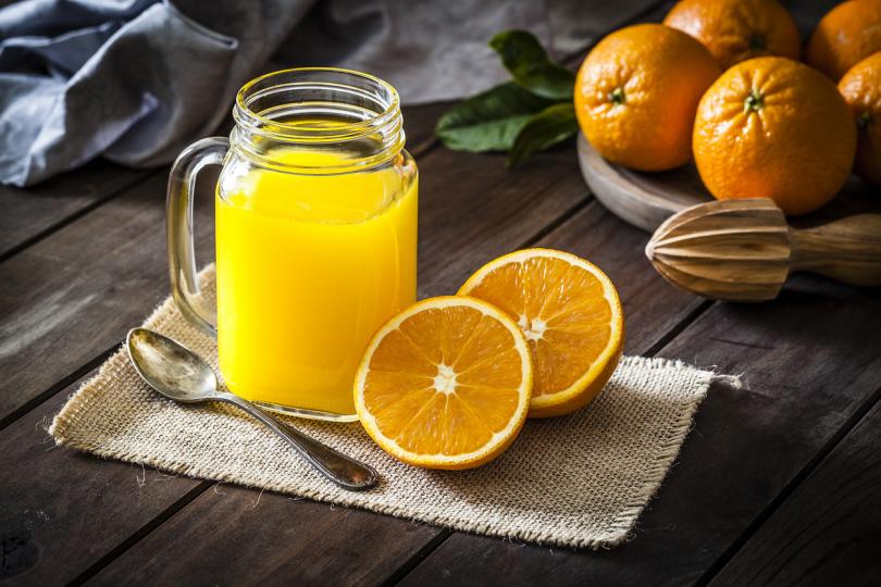 <p><strong>Портокалов сок</strong></p>

<p>Консумацията на 150 мл портокалов сок дневно осигурява изобилие от витамин С,<strong> който също е важен за производството на колаген, както и за възстановяването на кожата от вредите, нанесени от замърсителите във въздуха, слънчевата светлина, цигарения дим и изгорелите автомобилни газове.</strong></p>

<p>Необходимо е хората да си набавят достатъчно дневно количество витамин С, тъй като той се разрушава лесно и не се складира. Освен портокалите, отличен източник на витамина са грейпфрутите, ягодите, чушките и тъмнозелените листни зеленчуци.</p>