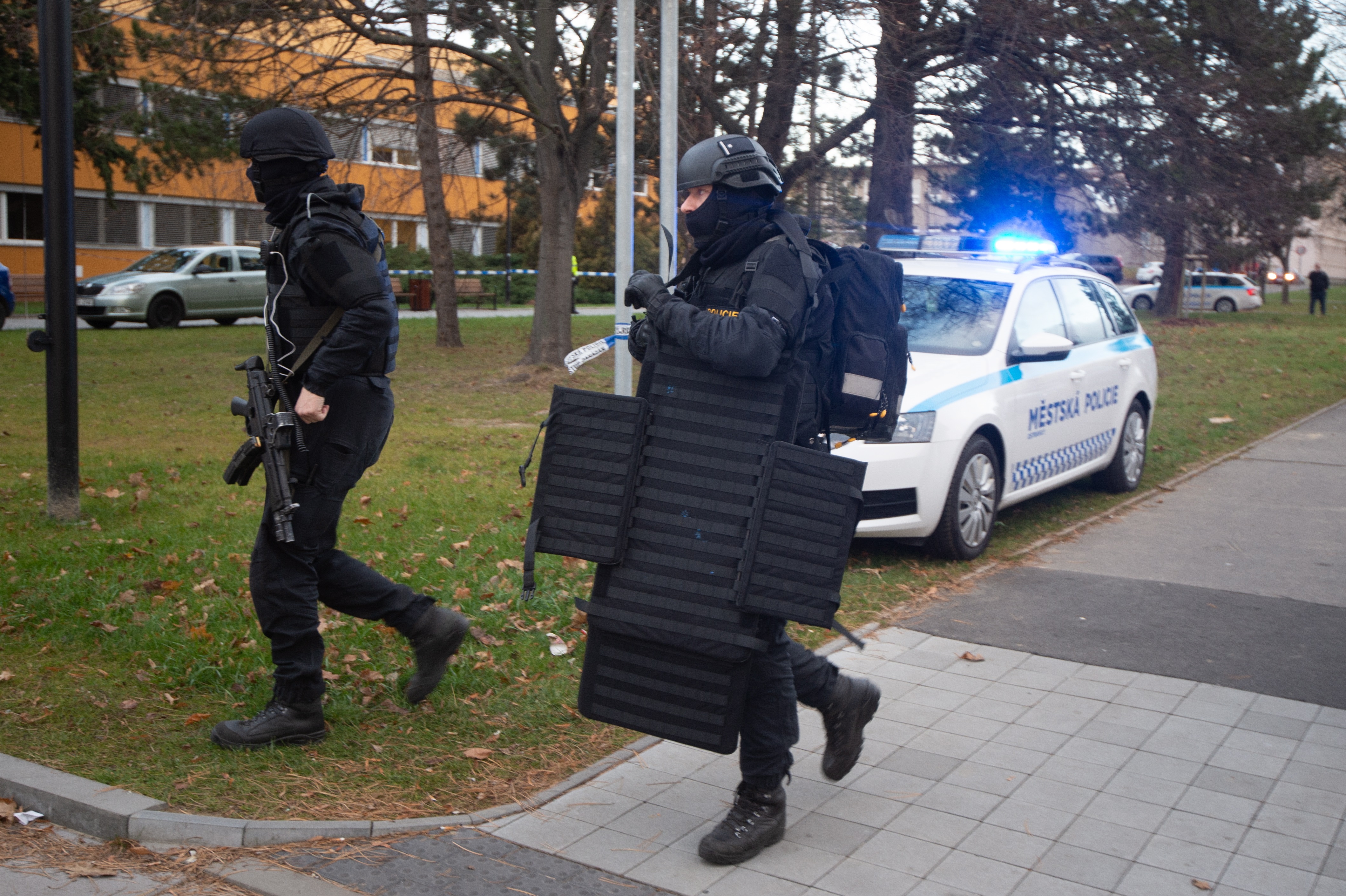 Нападател е открил стрелба в болница в град Острава, загинали са шестима души.