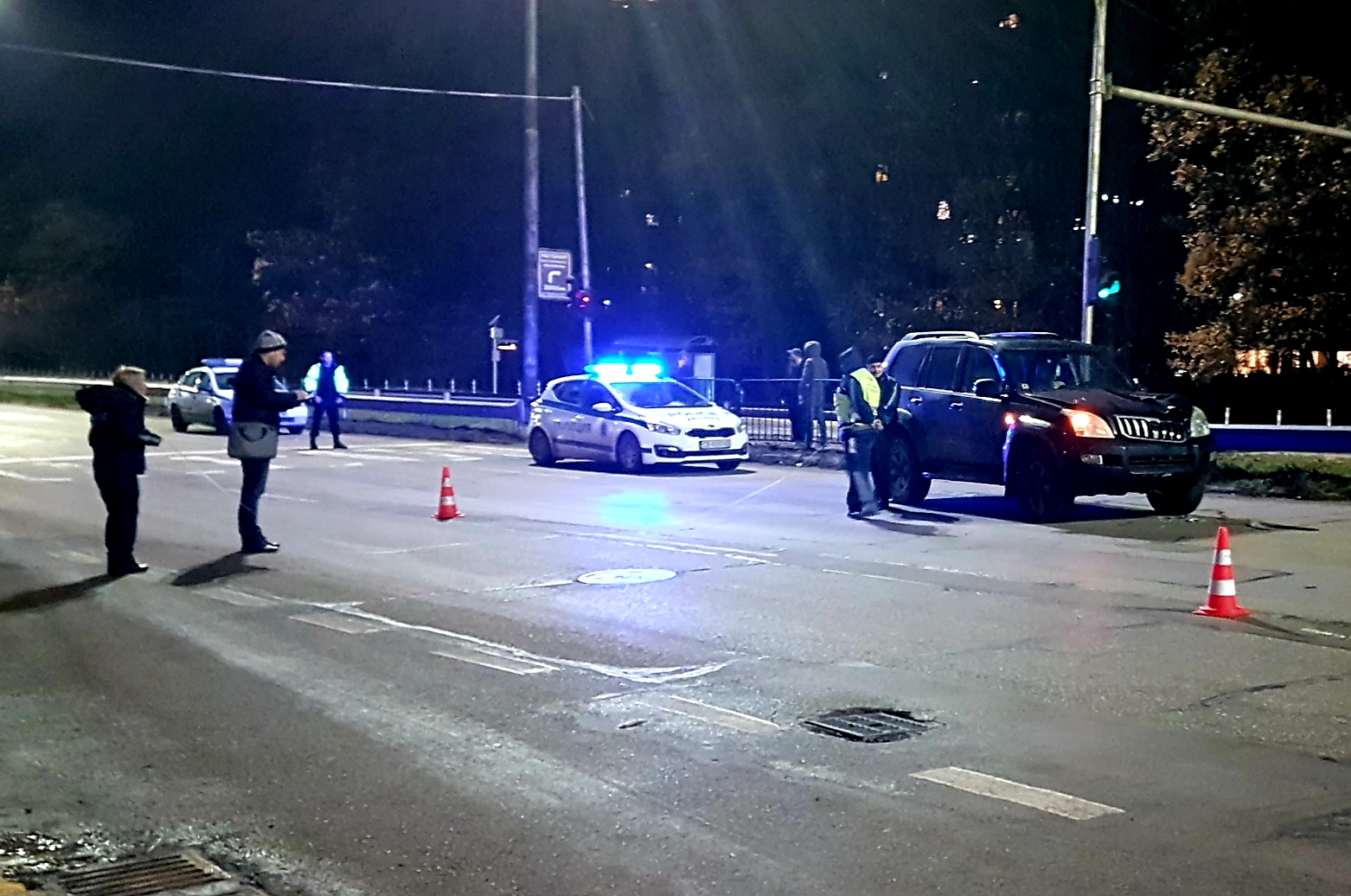 Две момичета на възраст около 14 години бяха блъснати от джип на столичния бул. "Никола Вапцаров", като едното от тях почина на път за болницата.