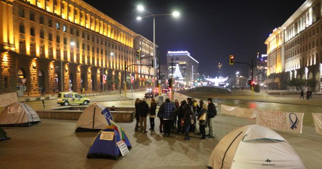 България След срещата с премиера протестиращите медицински сестри вдигат палатковия