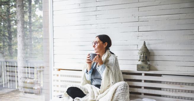 Този който мисли прекалено много обича прекалено силно Казват че