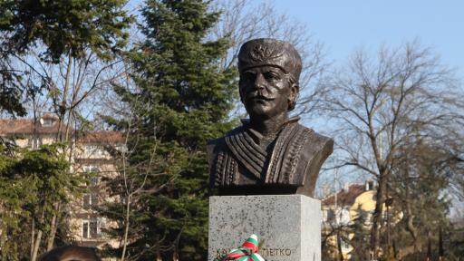  Паметник на Капитан Петко челник беше открит в Алеята на бележитите българи в Борисовата градина в София. Тази година се означават 175 години от рождението на изтъкнатия бунтовник и бранител на тракийската идея. 