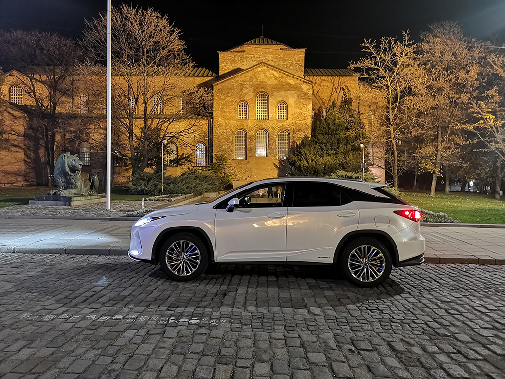 В Lexus RX 450h всеки може да открие по нещо за себе си, но едно е сигурно: той ще е в крак с последните модни тенденции, които казват, че зеленото е новото черно.