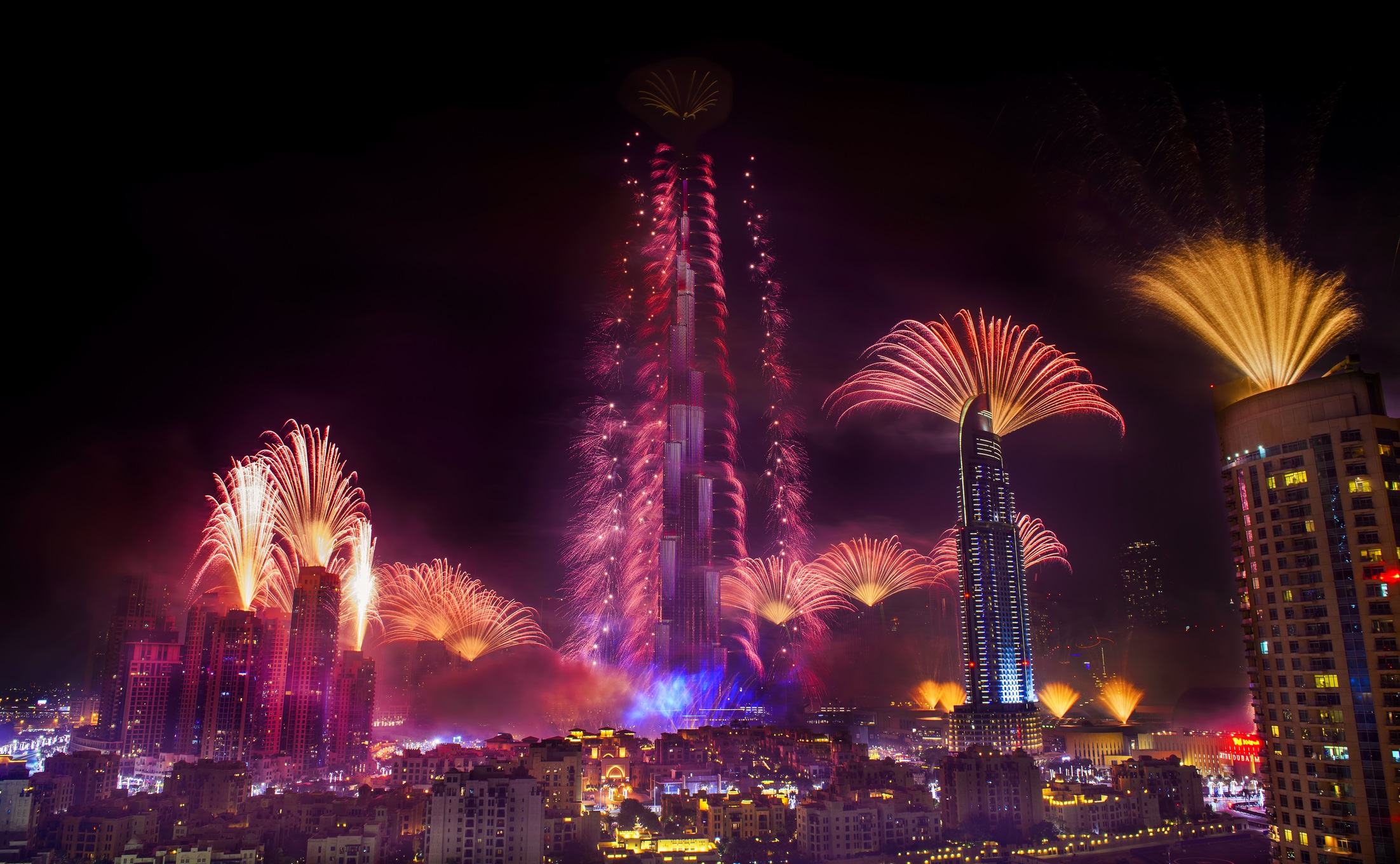 <p><strong>Дубай</strong></p>

<p>Бурж Халифа е един от най-забележителните небостъргачи в света и държи рекорда за най-висока сграда в света. Огромни тълпи се събират всяка година край Бурц Халифа за уникално шоу с фойерверки, бъдете там и вие.</p>