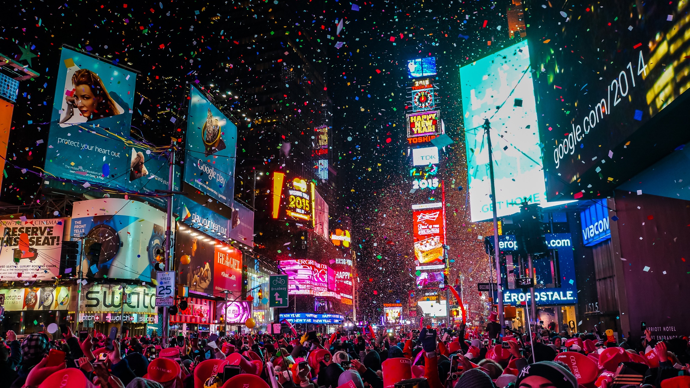 <p><strong>Ню Йорк</strong></p>

<p>Нова година на Таймс Скуеър в Манхатън? Класика. Из САЩ това място е синоним на Нова година. Дори и да не сте на самото място, шоуто се излъчва по телевизията и можете да го видите.</p>