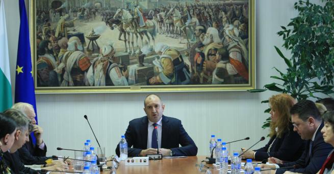 България Радев Консултациите не са публичен линч над Цацаров Ако