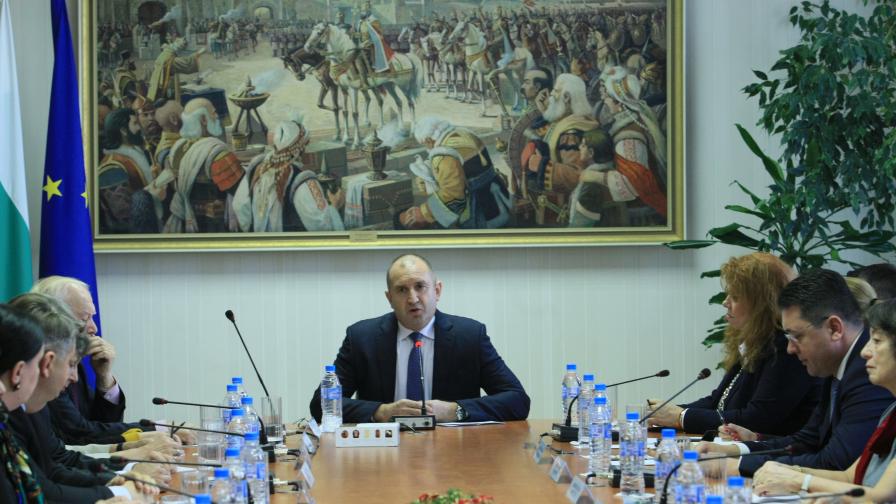  Радев: Консултациите не са обществен линч над Цацаров 