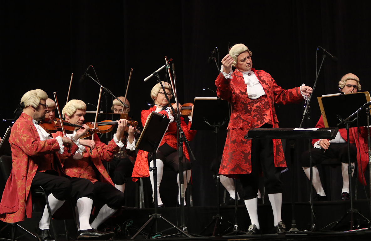 <p>Един от най-известните класически оркестри в света, зарадва българската публика на 22 декември в зала 1 на НДК, с коледен концерт с разнообразни произведения на Волфганг Амадеус Моцарт</p>