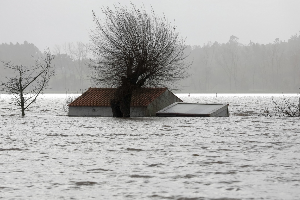 <p>Река Мондего наводнени полета близо до Касал Ново до Рио поради лошо време, причинено от бурите `Elsa` и` Fabiano` в Монтемор-о-Вельо, Португалия</p>