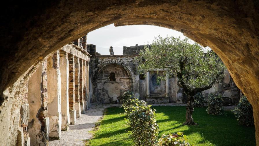Изглед към Casa dell`Ancora, част от новия зелен маршрут в реставрираните градини на древния дом в Археологическия парк на Помпей, Неапол, Италия.