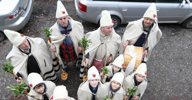 България Коледари обикалят домовете за здраве и щастие Традицията се