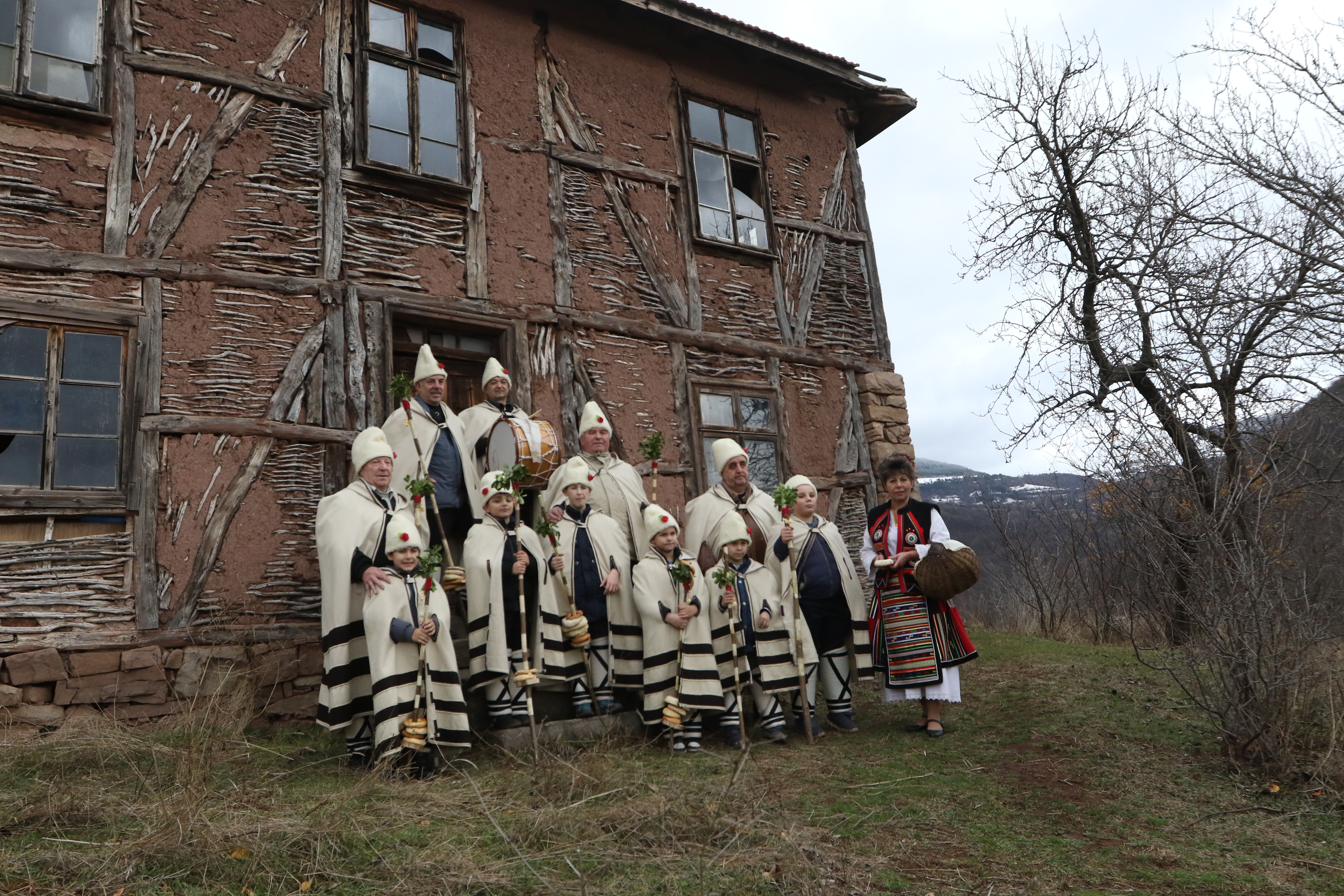 Облечените празнично коледари са с накичени с китки калпаци, а в ръцете си носят „шарени тояги”.