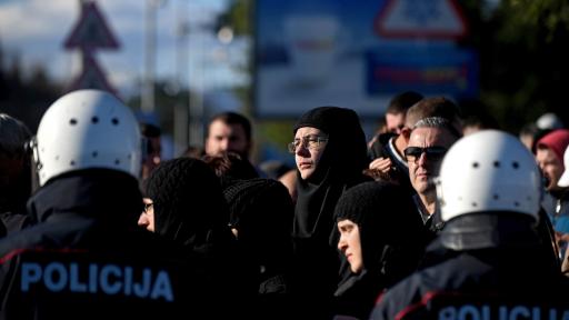  Десетки депутати се биха в Народното събрание на Черна гора 