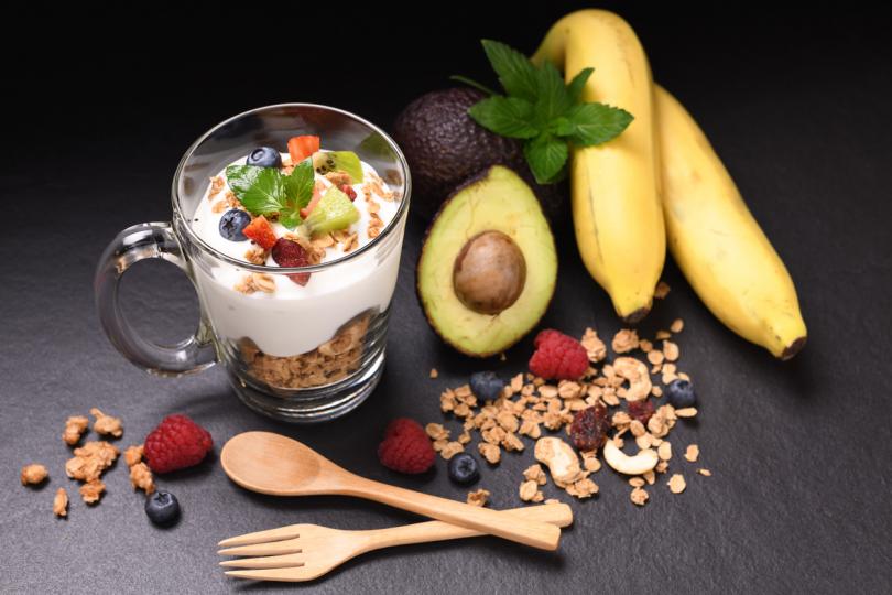 <p><strong>Балансирана закуска</strong></p>

<p>При махмурлук може и да ви липсва апетит, но е нужно да закусите &ndash; не обаче с мазни храни, както някой може би ще ви посъветва. Пригответе си мюсли и плод, които ще ви снабдят с естествена захар и витамини. Плодове, съдържащи калий, като авокадо и банани, ще помогнат на тялото да възстанови загубата на електролити след пиене.</p>